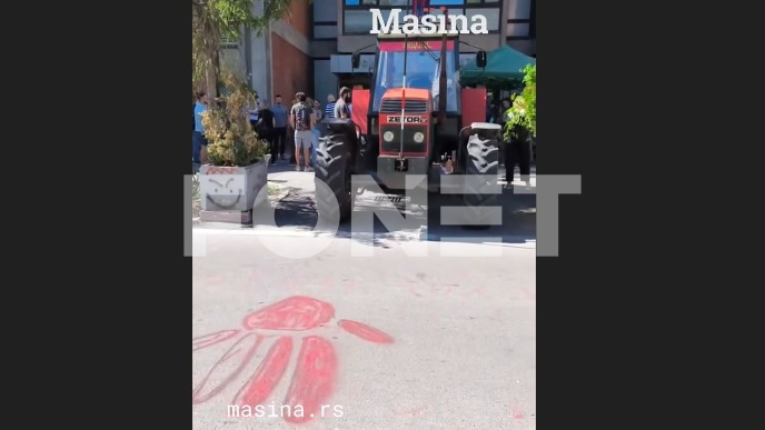 Traktori stigli u kampus
